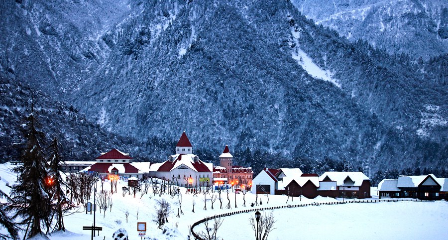 四川 成都 西岭雪山,享原始林海的北欧风情