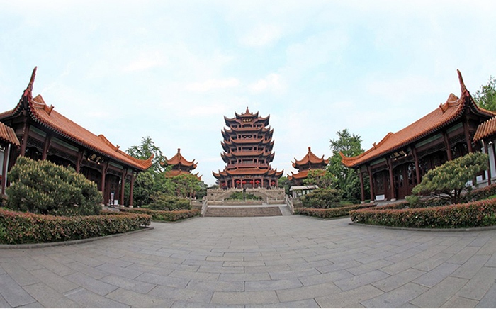 黄鹤楼—— 黄鹤楼是闻名中外的名胜古迹,它雄踞长江之滨,蛇山之首