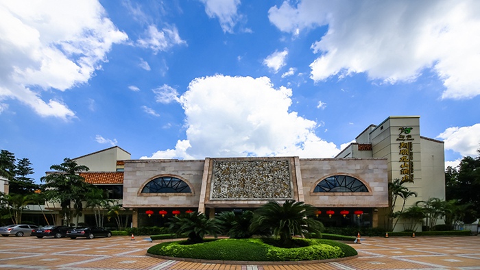 度假旅游勝地翔順龍山酒店座落于禪宗六祖故鄉——新興六祖故里旅游度假區內,又緊鄰佛教名剎——龍山國恩寺,周邊有藏佛坑、六祖故居、神仙谷、竹院庵等旅游景區,周圍山青水碧,風景秀麗,可謂是度假旅游勝地。