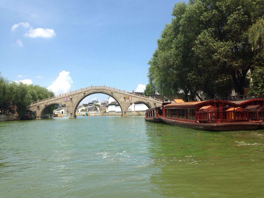 路→新市桥码头夜晚乘船游古运河,沿岸绚丽的灯光倒映在荡漾的水波里